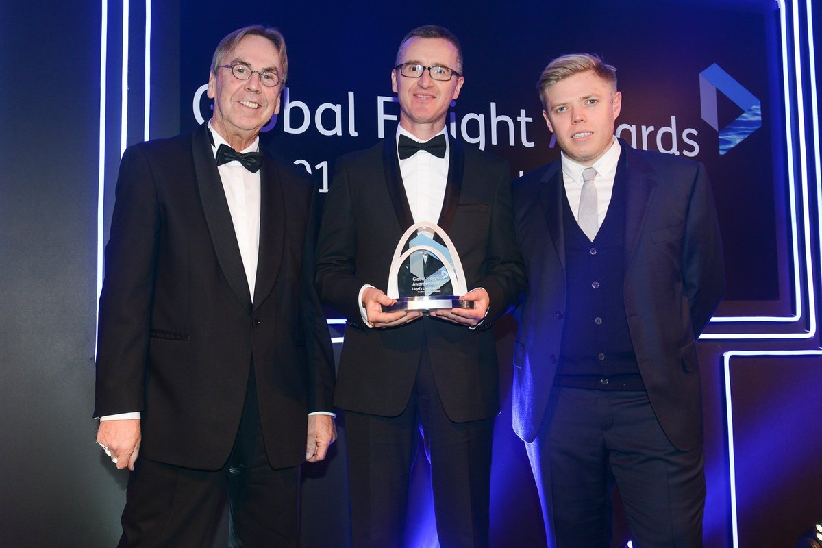 CargoSmart's tweet photo. CargoSmart is pleased to have sponsored #GlobalFreightAwards and presented the Product Innovation Award to @ShoreTension. #gfa2017 @lloydsloading https://t.co/KaHmP11EDF