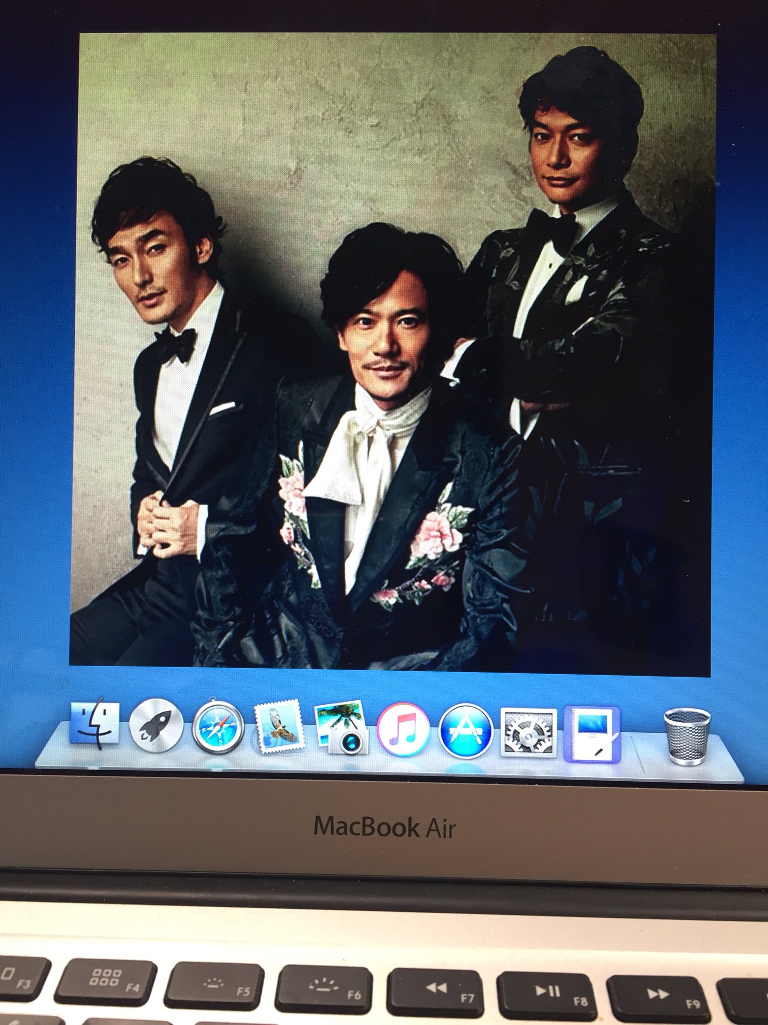 Kitakeiko 今朝起きて初めてmacbook開いたら いきなりデスクトップにこの画像が 早起きした旦那さまがやっちゃった 嬉しいものね 幸せだものね Go Men Of The Year17 新しい地図 ぷっくりニュース 草彅剛 稲垣吾郎 香取慎吾 T Co Kitakeiko 今朝起きて初めてmacbook開いたら いきなりデスクトップにこの画像が 早起きした旦那さまがやっちゃった 嬉しいものね 幸せだものね Go Men Of The Year17 新しい地図 ぷっくりニュース 草彅剛 稲垣吾郎 香取慎吾 T Co
