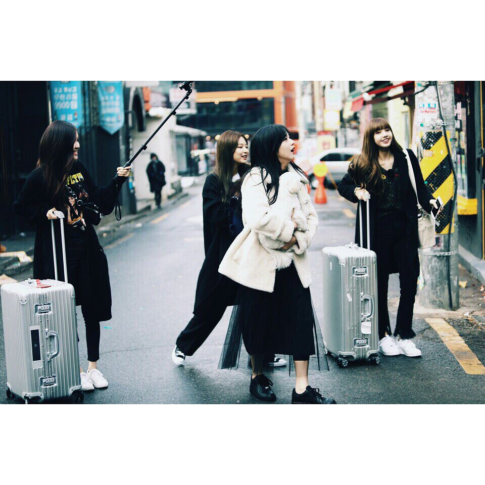 j_jngkook's tweet photo. rosiejpg: [IG] #BEULPINKHOUSE #100CATION_REALITY #BLACKPINK  #BLACKPINKTV  #TEASER #COMINGSOON #MIDDECEMBER #YG https://t.co/3mJN3n2vNW