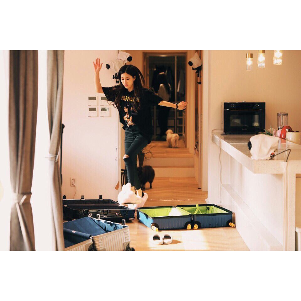 j_jngkook's tweet photo. rosiejpg: [IG] #BEULPINKHOUSE #100CATION_REALITY #BLACKPINK  #BLACKPINKTV  #TEASER #COMINGSOON #MIDDECEMBER #YG https://t.co/3mJN3n2vNW
