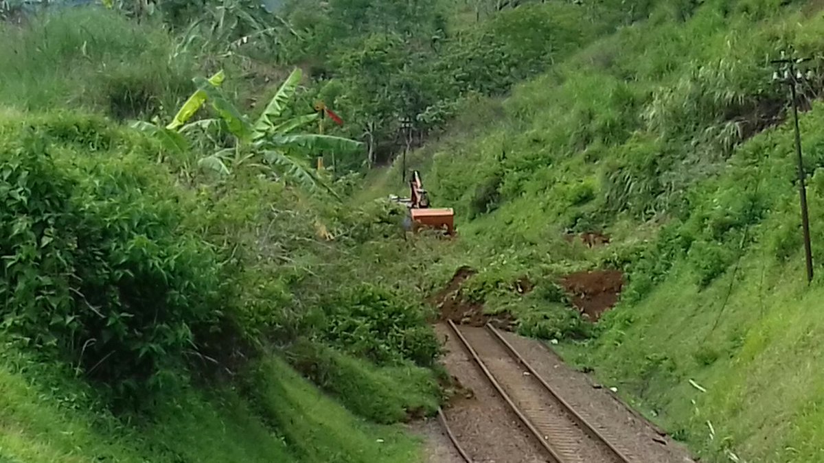 keretaapikita's tweet photo. Kami mohon doa dari masyarakat agar kondisi ini segera teratasi dan semua perjalanan kereta api senantiasa ada dalam keselamatan https://t.co/N2szkQqslh