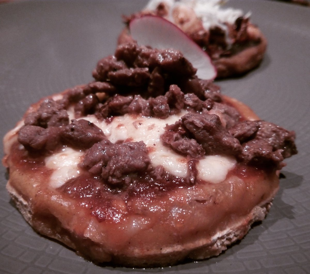 TastyToursMX's tweet photo. Sopecito de ciervo rojo en maridaje con #MezcalLasGarrafas #MonoAzul #foodporn #CocinaOaxaqueña #foodpics #ComidaMexicana #Mezcal #maridaje #salsa #queso #Cheese @MezcalGarrafas https://t.co/DZGTT5uL8X
