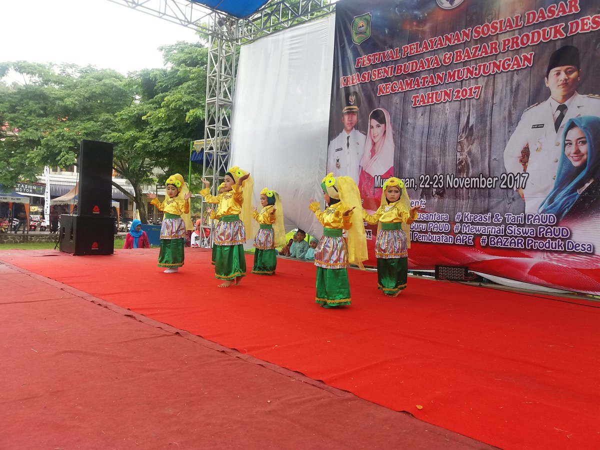 GscTrenggalek's tweet photo. Riuh...ramai..rencah... meriah hari ke-2 #festivalpsdmunjungan2017 @GscTrenggalek @KemenDesa @datinpsd2016 @EkoSandjojo @taufikmadjid71 @namakuimut @TrenggalekNews @gsc_jatim @dpmdjatim @iskandarmunir68 @PepiPermadi @kistono54 https://t.co/Bq7g9CzDFO