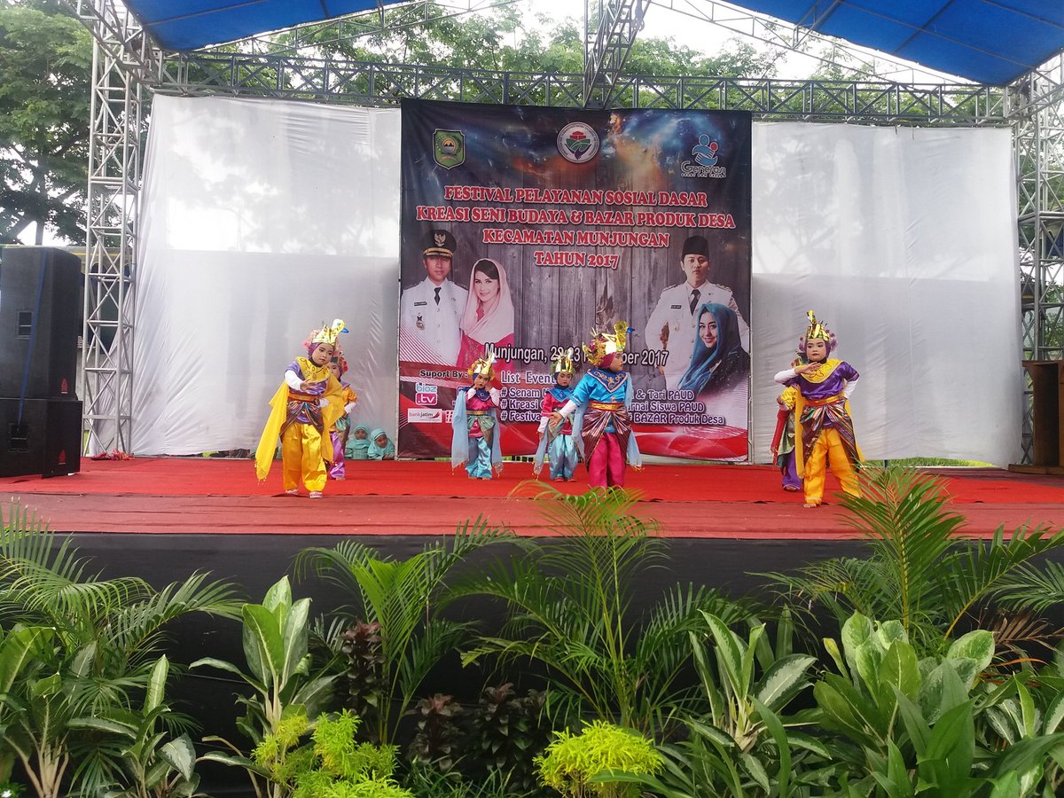 GscTrenggalek's tweet photo. Riuh...ramai..rencah... meriah hari ke-2 #festivalpsdmunjungan2017 @GscTrenggalek @KemenDesa @datinpsd2016 @EkoSandjojo @taufikmadjid71 @namakuimut @TrenggalekNews @gsc_jatim @dpmdjatim @iskandarmunir68 @PepiPermadi @kistono54 https://t.co/Bq7g9CzDFO