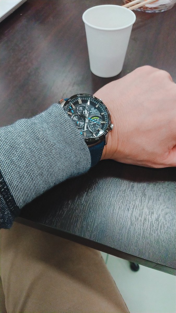 gshockjp's tweet photo. 子供とイオンのイートインコーナー。ハッピーセット！くら寿司！と叫ぶ彼らを尻目に、計り売りの唐揚げとおにぎり。うまい！これはいい！安くてうまい！キン肉マンの歌「早いの うまいの 安いの～♪」を歌うエディフィスeqb501がこちら。 #腕時計 #エディフィス #edificecasio https://t.co/NVFrVWB97s