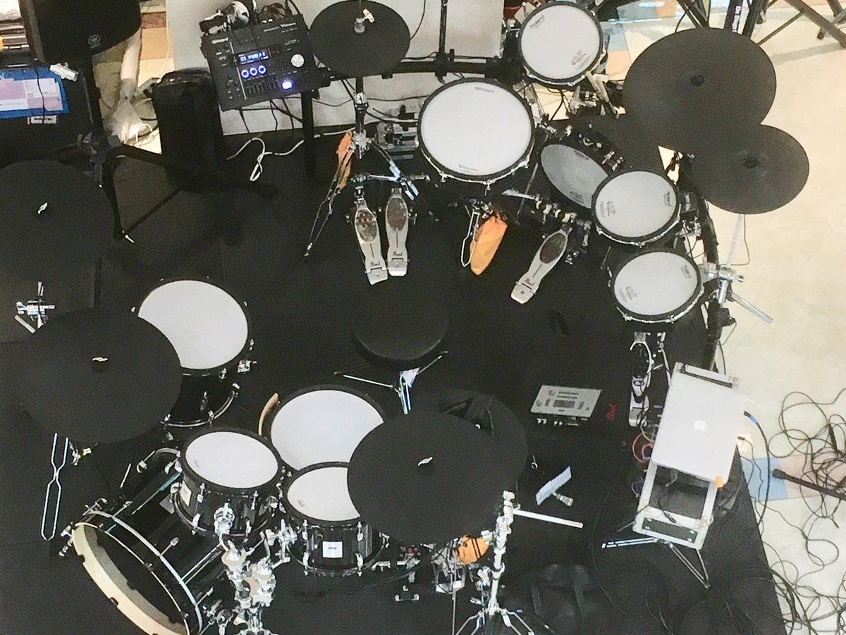 Atv Japan Sur Twitter Adrums Vs V Drums すごい事になる予感 改めて比較すると両社の目指すものの違いがハッキリとしてきます 本日 14時と16時の2回のセミナーで確かめてください しかし上から見るとまさに電子 ドラム要塞 笑 T Co 763zkfykgz