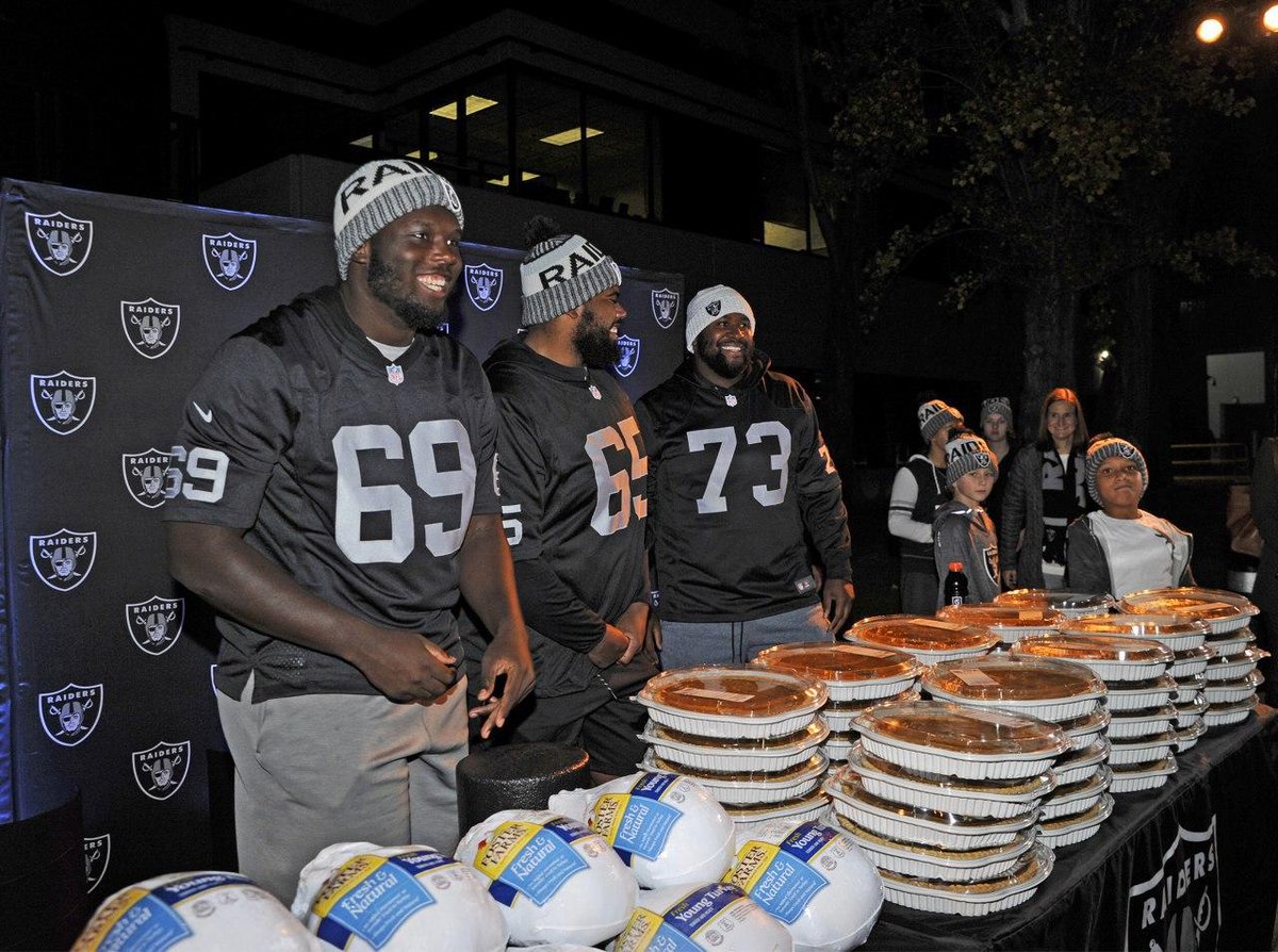 In the spirit of giving, our O-line hosted a turkey giveaway for local families.  Gallery: rdrs.co/d9y7YC https://t.co/x81fmp94Xk
