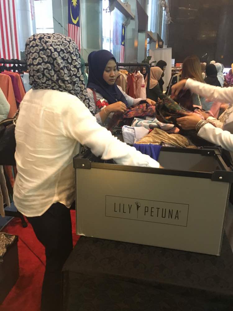 jomjual's tweet photo. #saleloriterbalik! #lilypetuna #lilypetunaxbankrakyat sedang berlangsung guys! rabu khamis dan jumaat! korang datang cepat sebelum terlambat! https://t.co/PzGTdgH2Fh