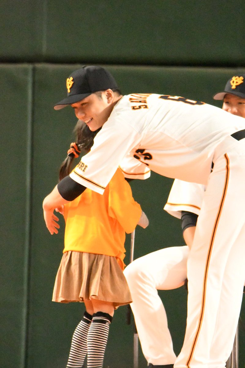 take_himu518's tweet photo. 抽選で選ばれた女の子が坂本さんと結婚したいと…居なかったはずの坂本さんがサプライズで登場 https://t.co/21k4iSC5F9