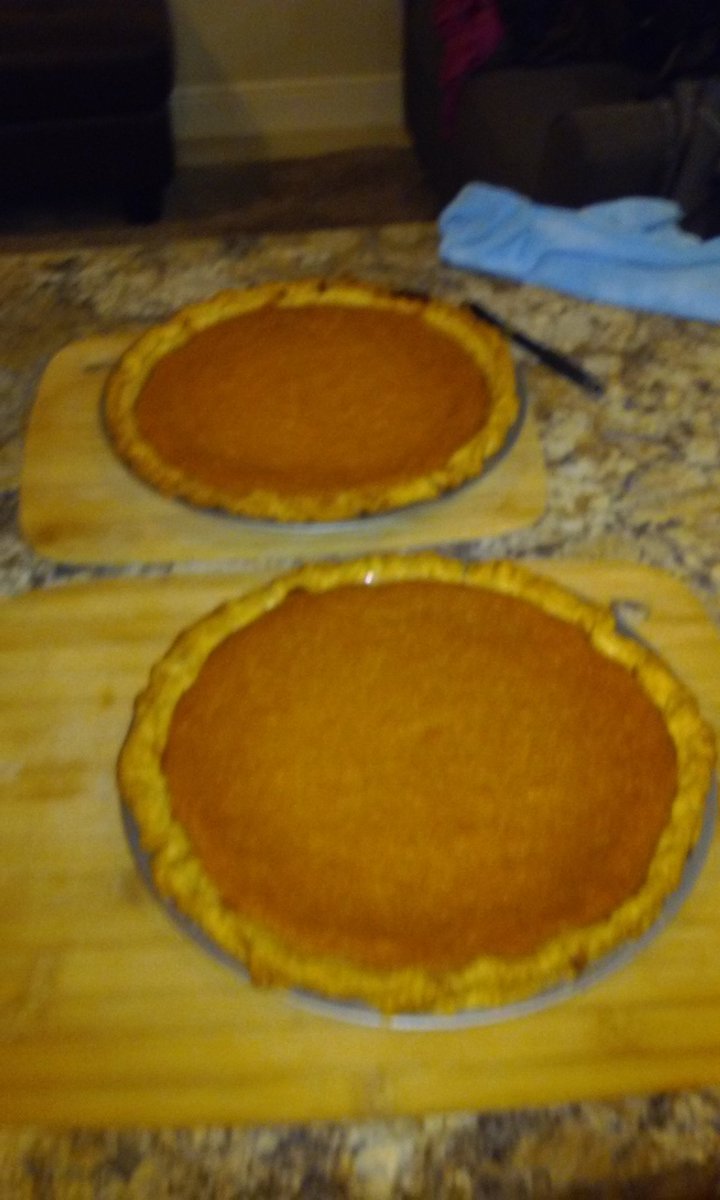 FeleciaPoitier's tweet photo. #ThankgivingPrep 2 pies done, 2 in the oven. 1 reg pound cake ready,  1 lemon &amp; 1 german  chocolate to go! #ThanksgivingWithBlackFamilies https://t.co/r0rAQp8On3
