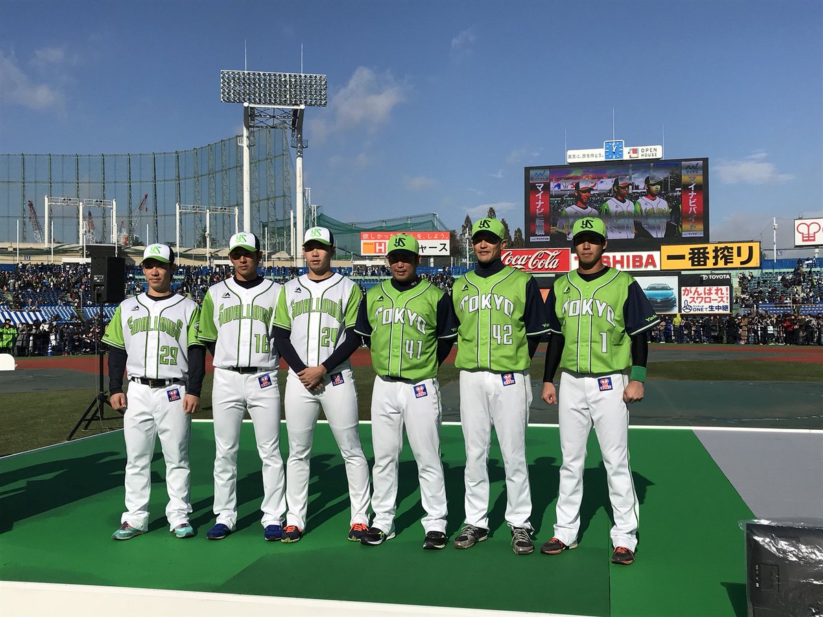 東京ヤクルトスワローズ公式 Twitterren 18 Swallows Crewユニホームと18 Tokyo燕パワーユニホームの集合写真 Swallows ファン感謝day