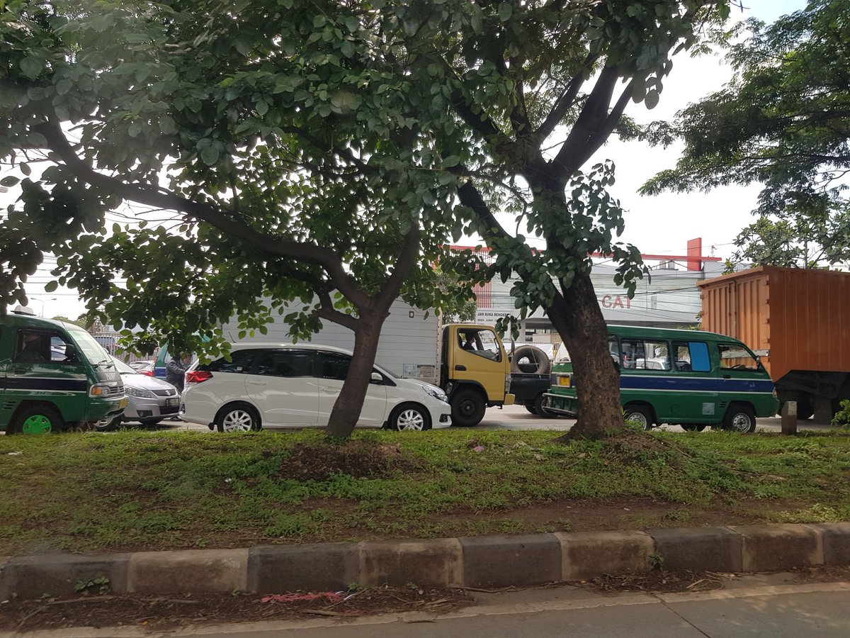 linajulianabct's tweet photo. Macet bypass dari arah cibiru ke gede bage. Entah ada  demo apa di polda jabar... @PRFMnews https://t.co/e54tw5bdND