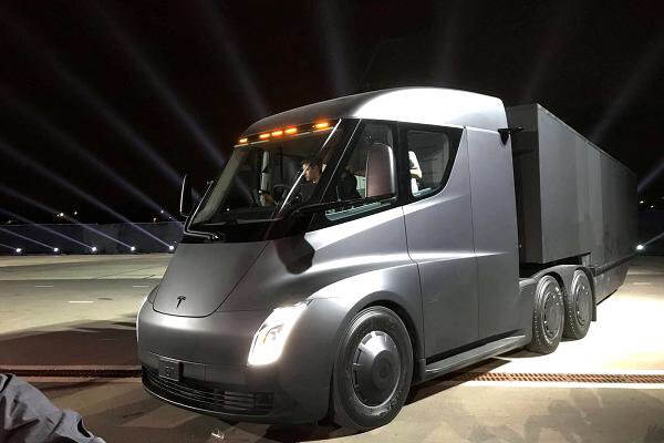 slcuervo's tweet photo. Tesla acaba de anunciar el precio del camión: de 150 (versión 500km) a 180k $ (versión 800km). Un camión diésel cuesta unos 100k €. Ah, y he alcanzado 100k suscriptores en YouTube, pero viendo la cantidad de haters e insultos que no para de crecer, no sé si celebrarlo o llorar! https://t.co/VtQvvSgJRR