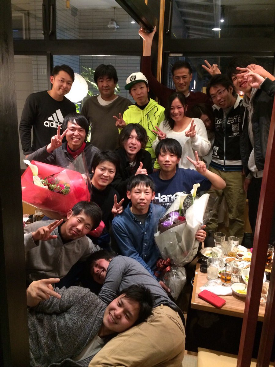 Fukakusashun's tweet photo. エネオスで働いてもう3��目(^^)
長いようで短かった
出入りが激しく
人数も少なくて
休憩も取れないし15時間労働や
何十連勤が当たり前の
エネオスで
給料がわりにあわなすぎて
みんな辞めて行くなか
よくここまで20メン残りました♫
みんなおつかれ！
あと1年間もよろしく！
1年後には大型乗るぞ(^^) https://t.co/bv0ttcTH1T