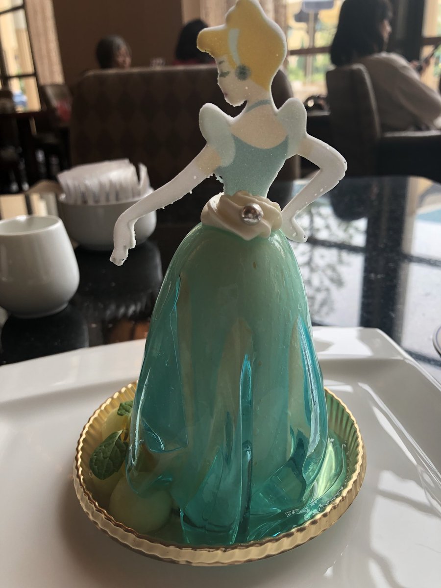 カガミ Twitterren ディズニープリンセスのケーキ すっごいかわいい スカートはぷるぷるのゼリー 綺麗