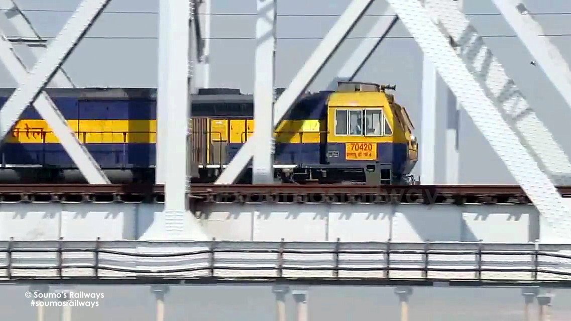 soumosrailways's tweet photo. Watch: https://t.co/IVehbPgyxd
#Katni's EMD #WDG4 with #freighttrain moves through #Gandak River bridge from #Sonepur to #Hajipur, #Bihar.
© #soumosrailways #indianrailways #railfanning #cargotrain #IRFCA #Sonepurmela #trainspotting #EastCentralRailway #malgari #railwaystation https://t.co/1SPkNjCGJV