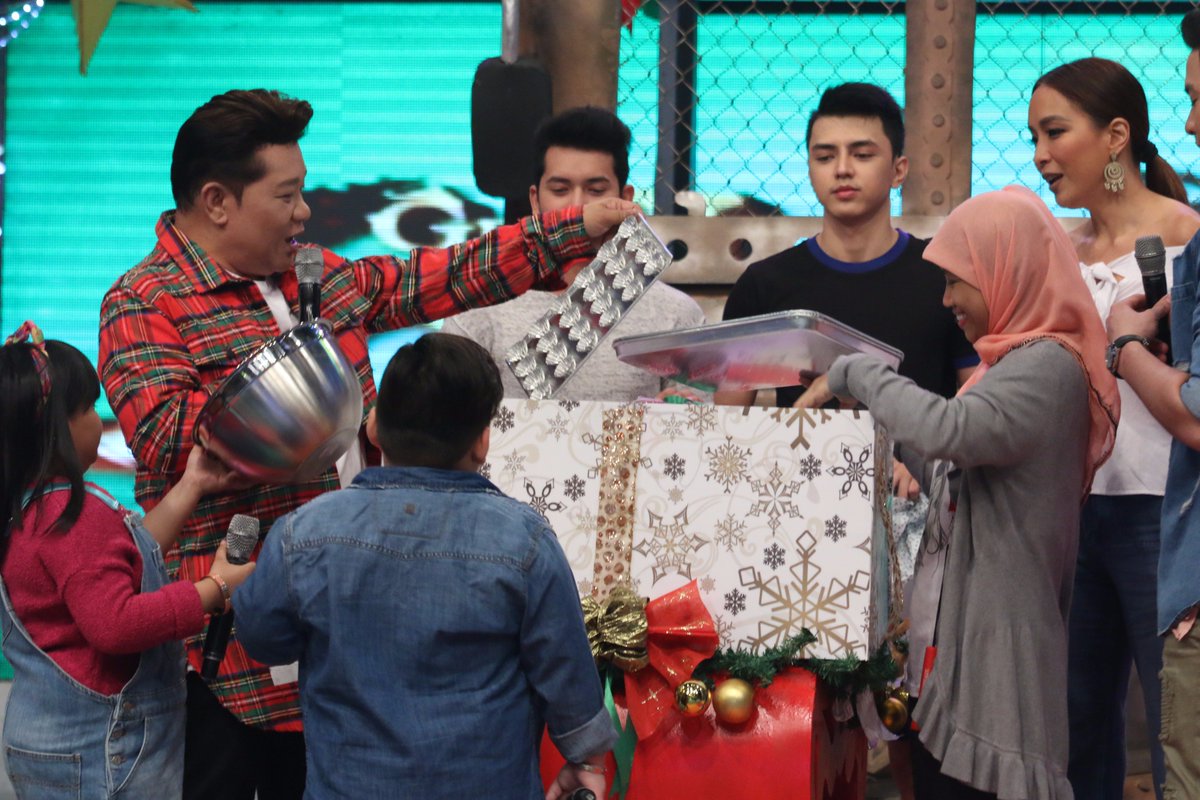 EatBulaga's tweet photo. "Kahit wala po kaming christmas, alam ko naman pong ang goal ng Eat Bulaga ay ang makatulong at makapagpasaya... Salamat po!" - Team Bahay winner Braverly

Natupad na ang kanyang wish na mga gamit para sa baking :) https://t.co/OETLGr6ZTp