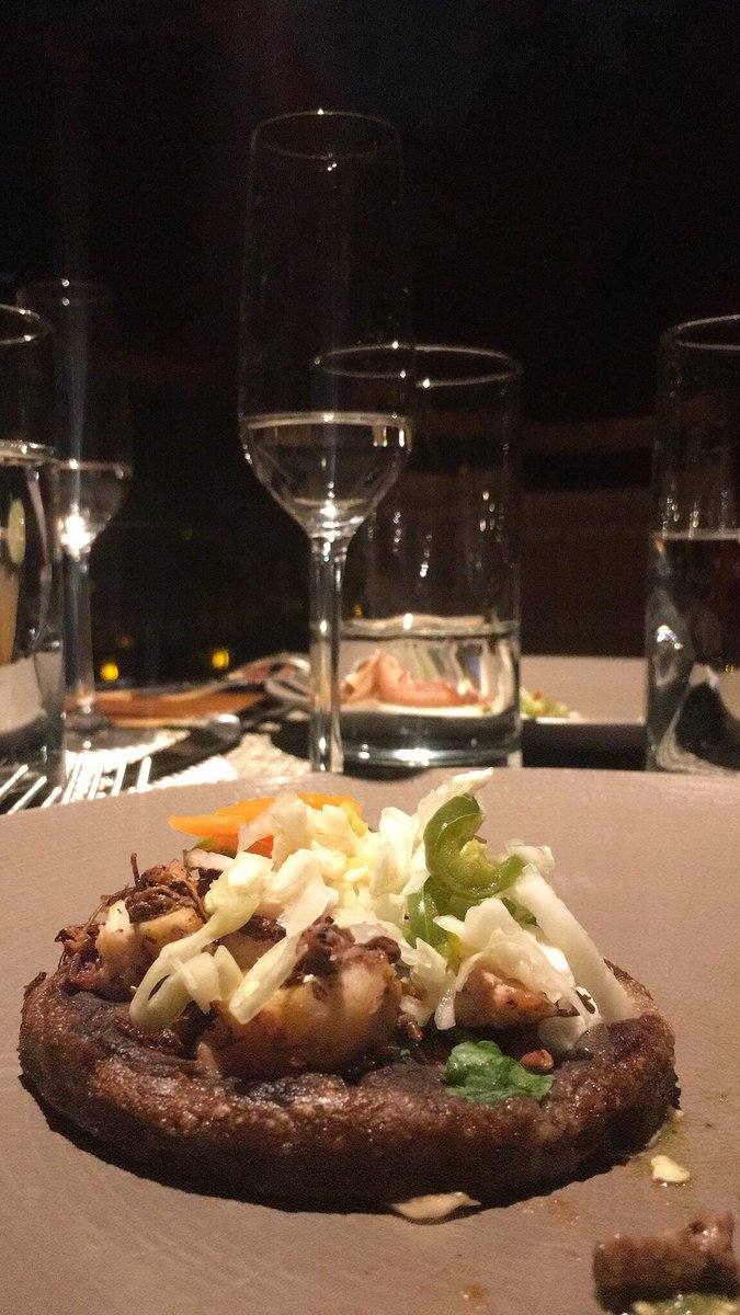 Horacio_Rdgz's tweet photo. Increíble el maridaje de @MezcalGarrafas y @ChapulinRest https://t.co/D7bBjbmElJ