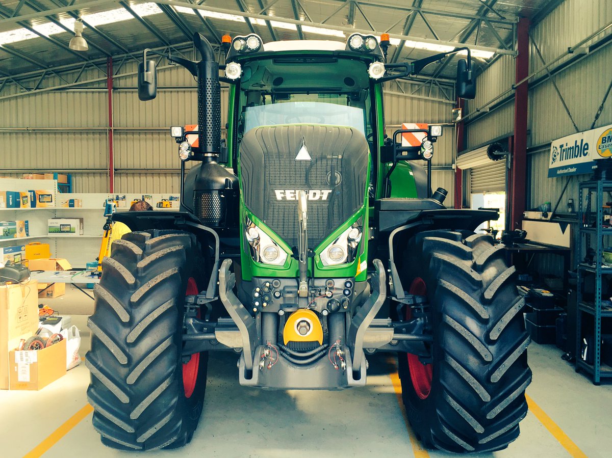 StephJobson_TAS's tweet photo. Fendt 826 just the BMS Lasersat touch with RTK FMX Autopilot on the VRSnow Network. #bmslasersat #Trimbleag #VRSnow https://t.co/PG89MXsSlX