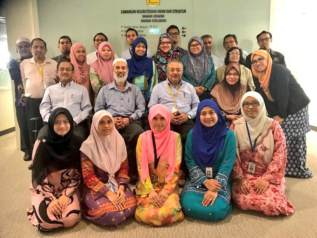 eikaroslan's tweet photo. Tme kasih pengarah khidmat rekabentuk.belanja staff sblum naik pangkat ke departmen len. #ckas #bhgkeselamatan #bhgkesihatan #ramaistaffxda https://t.co/ZrsEPBrd2T