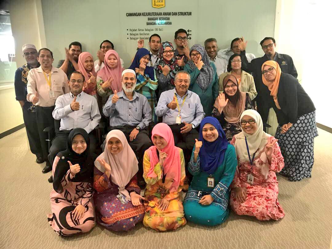 eikaroslan's tweet photo. Tme kasih pengarah khidmat rekabentuk.belanja staff sblum naik pangkat ke departmen len. #ckas #bhgkeselamatan #bhgkesihatan #ramaistaffxda https://t.co/ZrsEPBrd2T