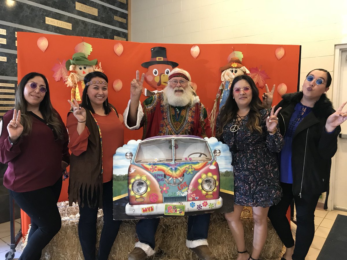 salazarbibi4's tweet photo. Feeding the Kids and Families Event In I.B #BGCSC #TeamWork #HippieSanta https://t.co/w1i2kgEpUz