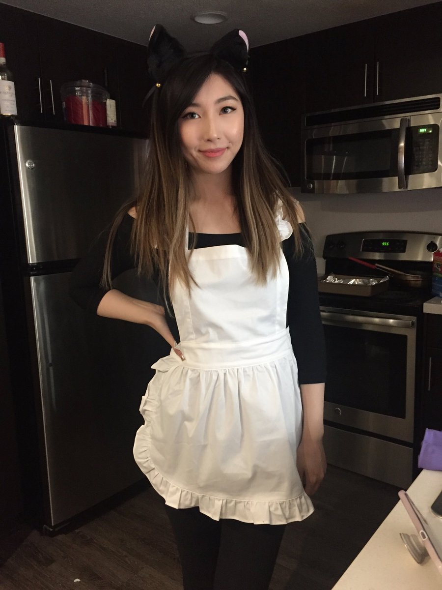 Cooking Stream with @angelskimi http://www.twitch.tv/xchocobars.