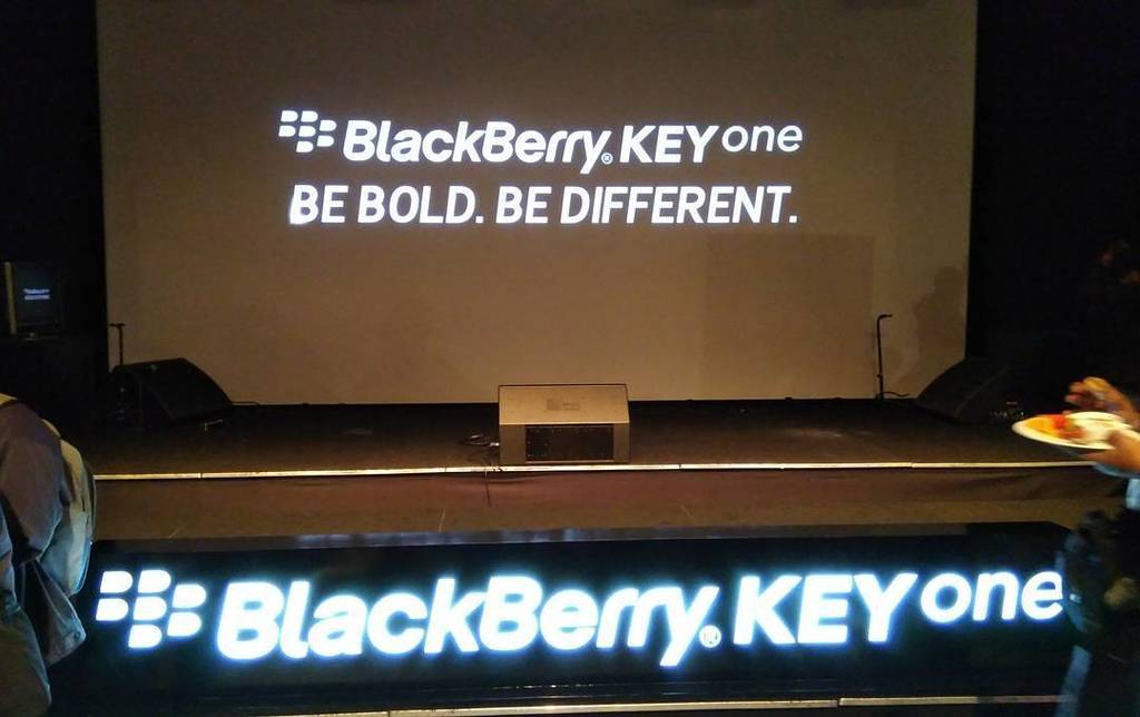 TeknoLoGue_ID's tweet photo. lagi di acara launch #BBKEYone nih..
video hands-on udah rilis ya guys
cek link di bio atau cek https://t.co/8hafrEQu0N
#blackberrykeyone #blackberrykeyoneblackedition https://t.co/yDSYOepwL4 https://t.co/ZPwZU1FEho