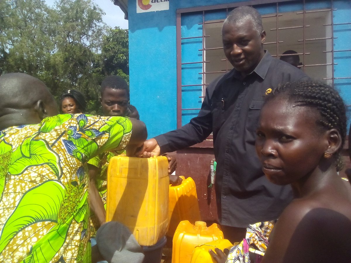 FSalabe's tweet photo. #Centrafrique: #PascalBidaKoyagbélé fait un don de la fontaine aux populations de #Kami, à #Ouango dans le 7e arrondissement de #Bangui https://t.co/NV3pl5atwO