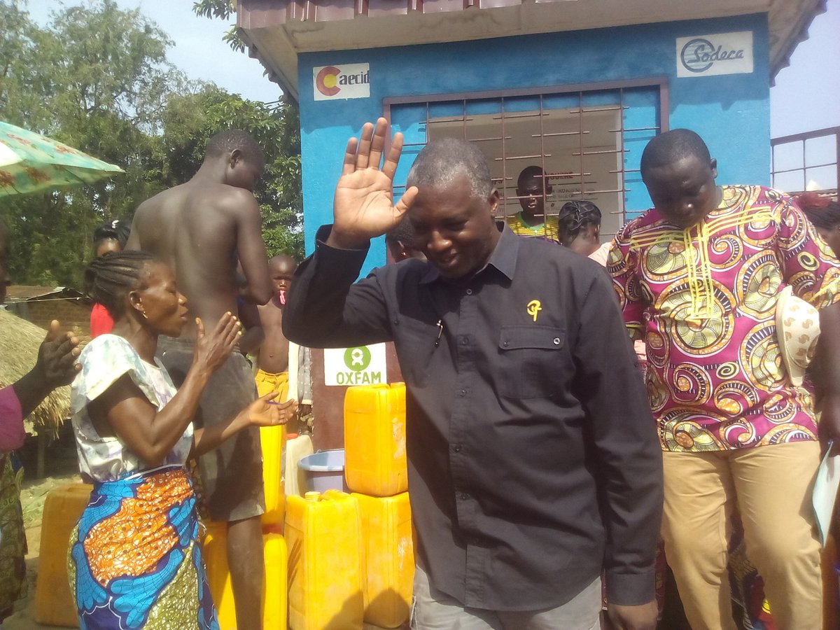 FSalabe's tweet photo. #Centrafrique: #PascalBidaKoyagbélé fait un don de la fontaine aux populations de #Kami, à #Ouango dans le 7e arrondissement de #Bangui https://t.co/NV3pl5atwO