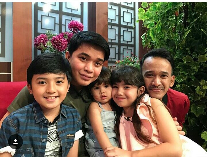 Wiwinkenanga1's tweet photo. “Sayang anak”@bangbily paling semangat kalau dilokasi sutting ada anak kecil https://t.co/wwrpCuK4tP