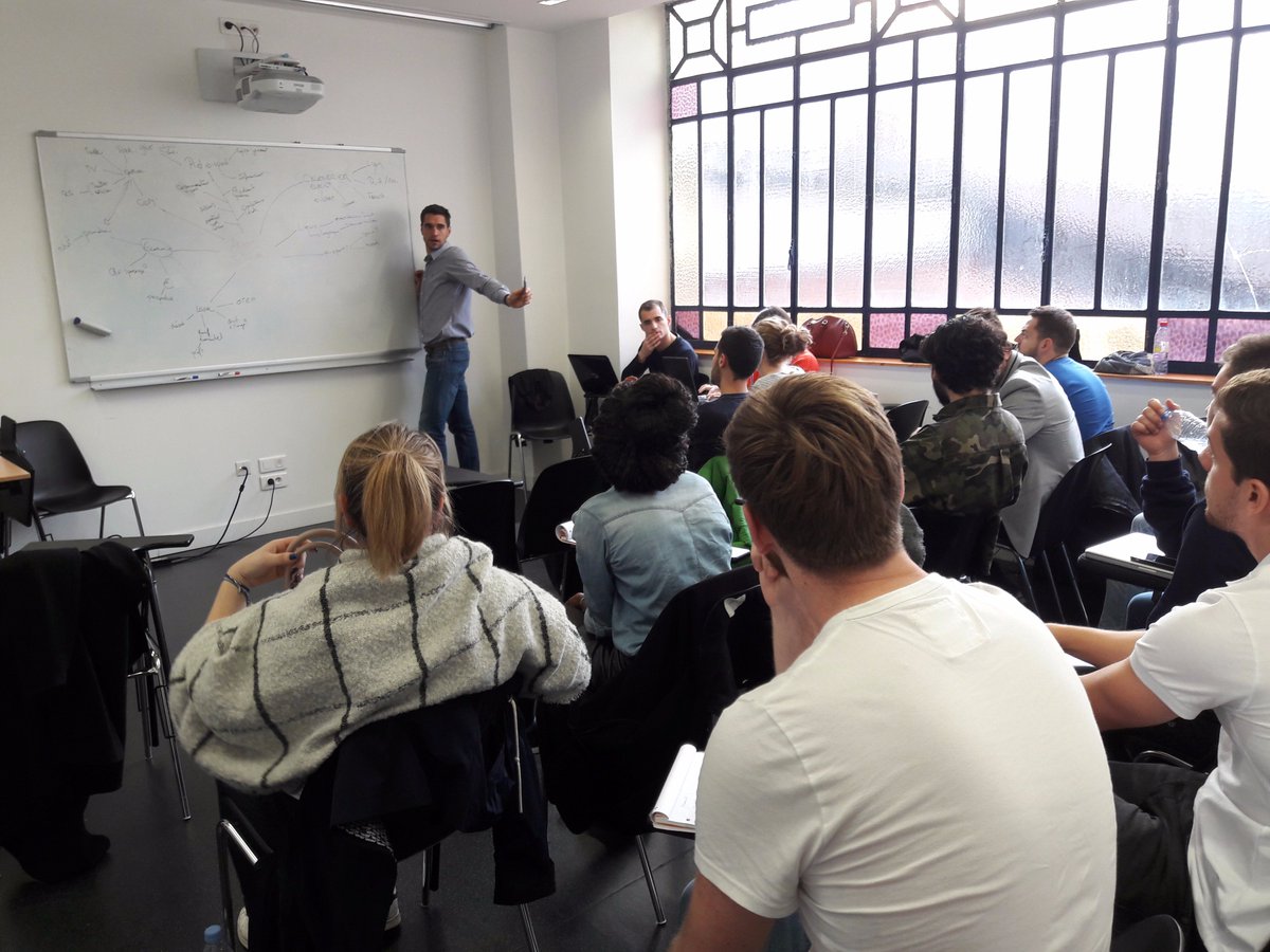AMOS_Lyon's tweet photo. AMOS eSport Event -> Cours 1 : Définition des objectifs, des cibles et étude environnementale avec @QuentinWillems Les idées fusent ! #AEE18 #letableauesttroppetit #AMOSannee4 https://t.co/KLjn5inXzH