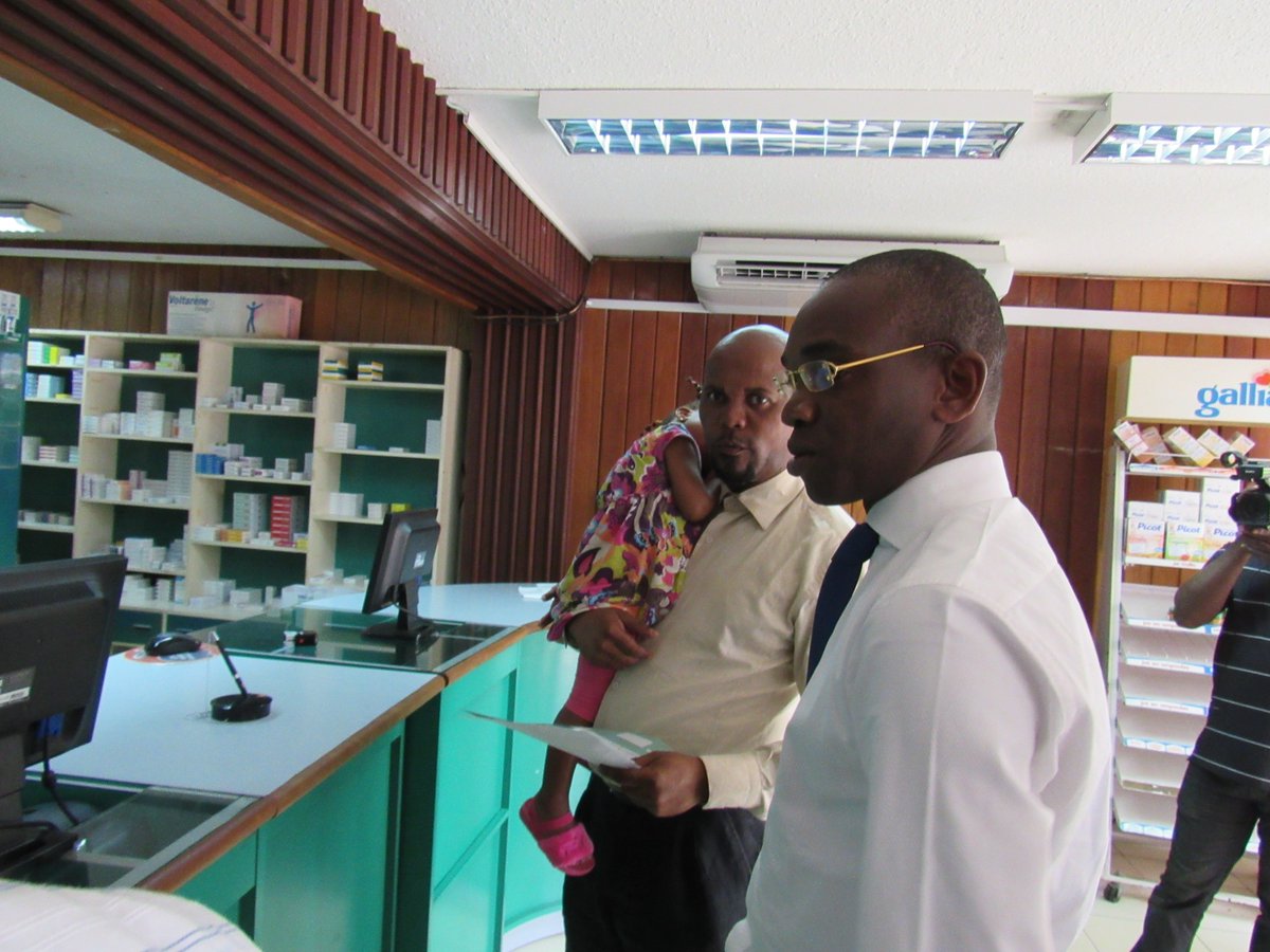 Le DG de la #CNAMGS, M. Renaud Allogho Akoue a visité les pharmacies agréées afin d'apprécier la qualité des prestations fournies aux abonnés. L'objectif étant de créer un service d'assurance maladie de proximité de qualité.