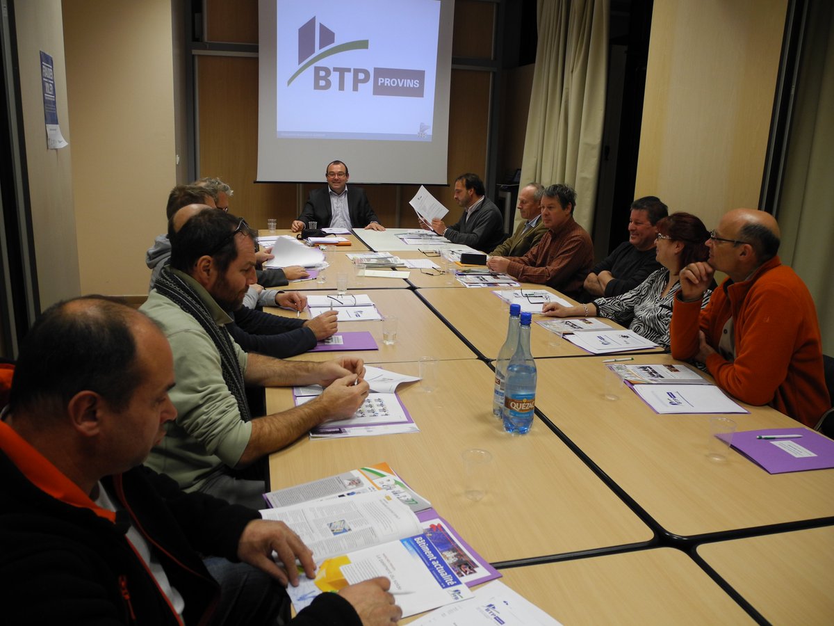 BTP_77's tweet photo. 23/11 Une belle Assemblée Générale du #BTP #Provins qui a réuni une quinzaine de chefs d'entreprise suivi d'un atelier sur le thème "comment faire connaître mon #entreprise pour capter de nouveaux #clients?" https://t.co/Qk5DQOw3gN