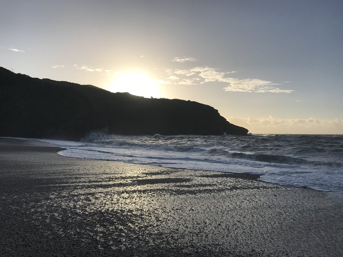 _penpoll's tweet photo. A stunning start to the day, Watching the guls surfing the waves @Lantic Bay. #Cornwall at its glorious November morning best! @TheGoodDogGuide @LoveFowey https://t.co/x2atrWKTqS