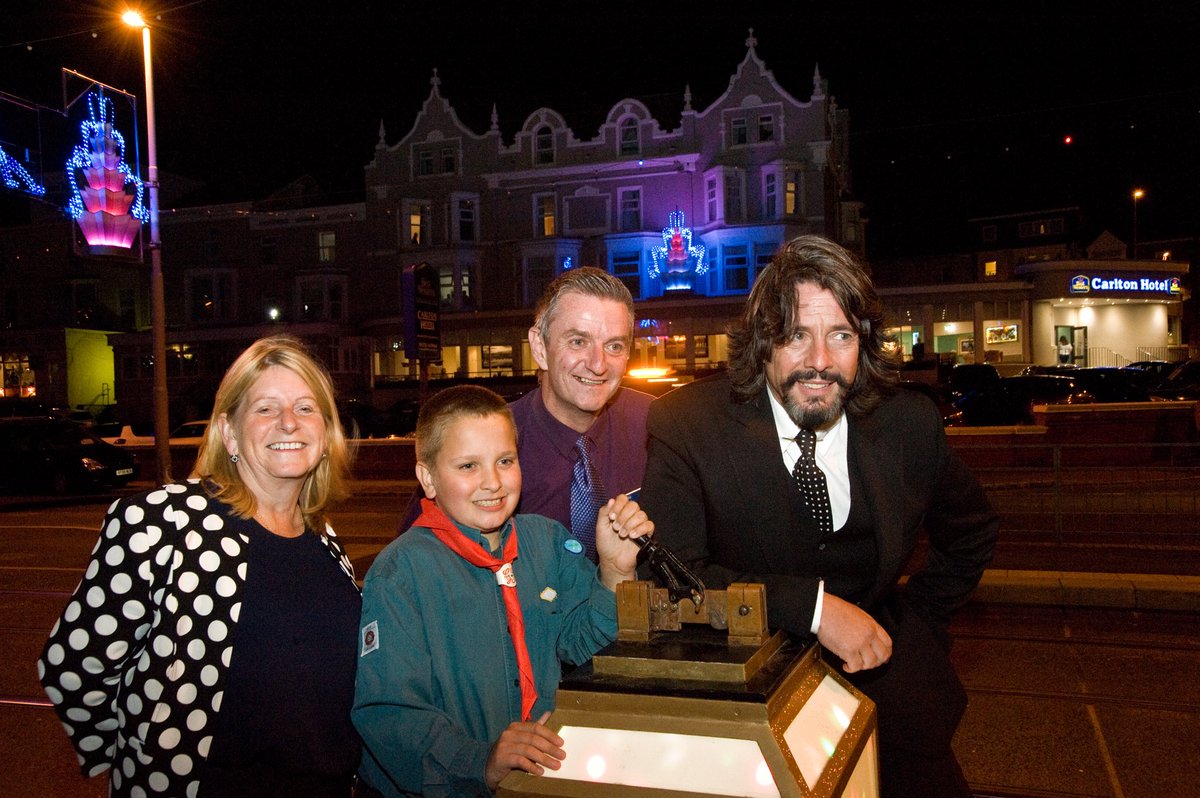 See how <a href="/BWBlackpool/">BW Carlton Blackpool</a> lit up #Blackpool  with  <a href="/LlewelynBowen/">Laurence Llewelyn-Bowen</a> tonight #channel5 8pm #bargainlovingbrits <a href="/visitBlackpool/">VisitBlackpool</a>  - fantasmagorical  says LLB