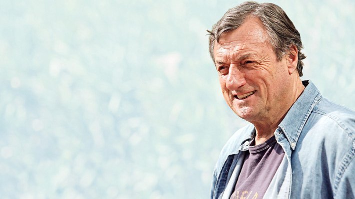 Emol's tweet photo. 🔵AHORA | Fallece Luis María Bonini, ex preparador físico de la selección chilena https://t.co/4x5EyyHbAR https://t.co/1SMnnq77hw