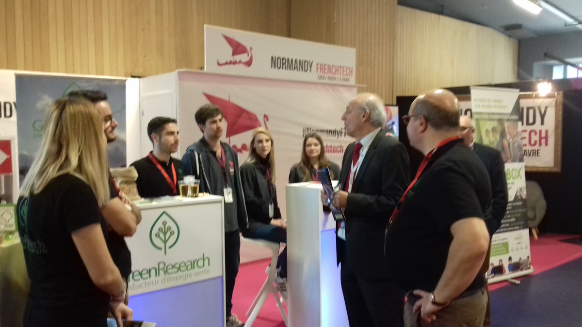 DimitriEgloff's tweet photo. Sur le stand de @normandyFT, @HdeLaBatie échange avec les responsables des entreprises labellisées @RegionNormandie @NdieConquerante https://t.co/11gr82YEvk