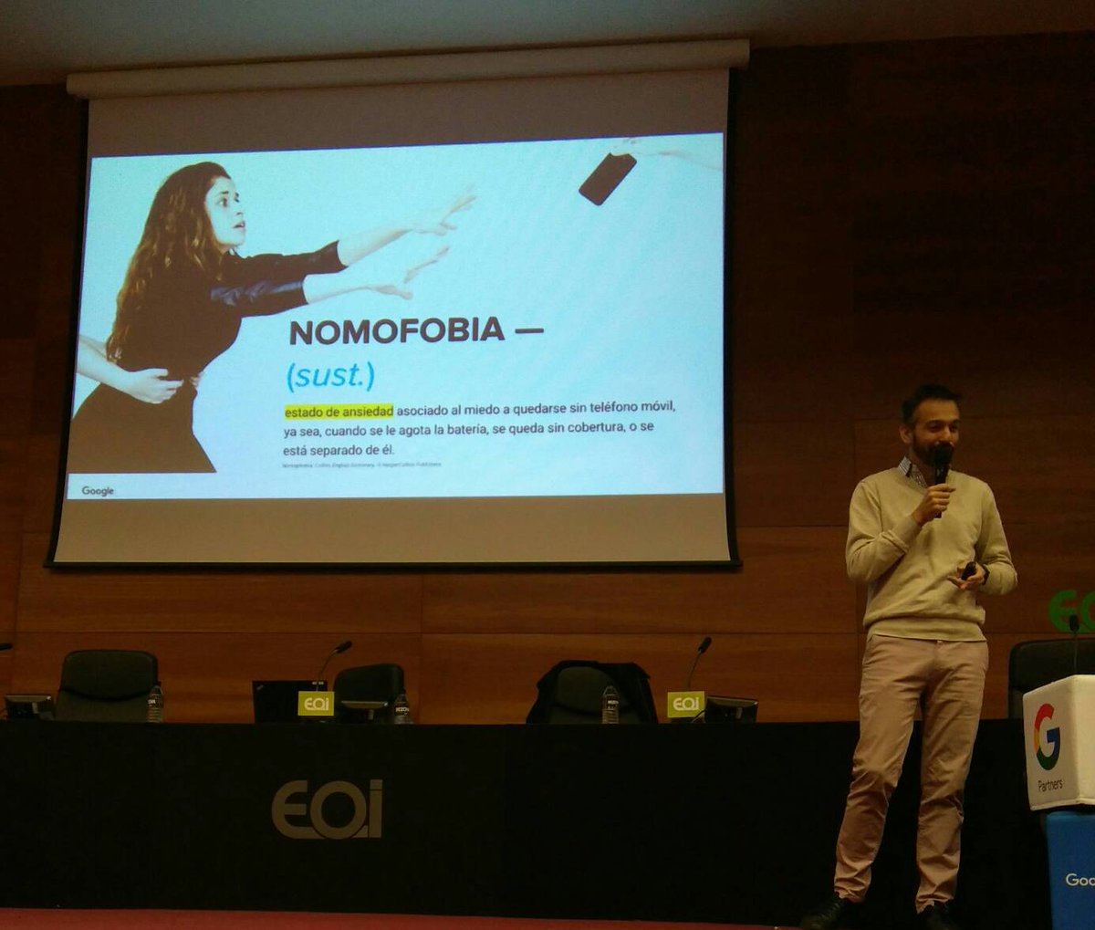 womanreading's tweet photo. Nomofobia: Estado de ansiedad asociado al miedo a quedarse sin teléfono móvil #OMG #MobileRoadShow @GoogleES @RedyComercio https://t.co/coCjvRQeUY
