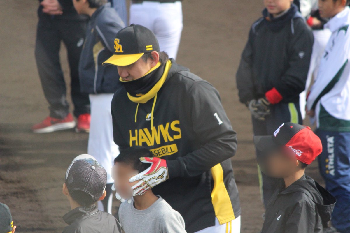 uchi_0804's tweet photo. 内川さん野球少年で遊ぶ。
そして温まる。笑
#sbhawks https://t.co/laKYqvLBlR