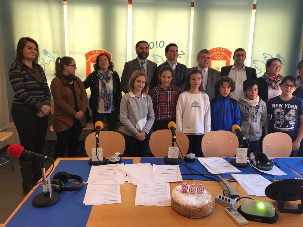 JaviFernandezHd's tweet photo. Un placer charlar esta mañana con alumn@s del @CEIPMSAlonso de #Arahal y celebrar con ellos los 900 programas de #RadioPaz @cpsanchezalonso, un proyecto extraordinario. Gracias a todos! https://t.co/sh5jz3zjnw