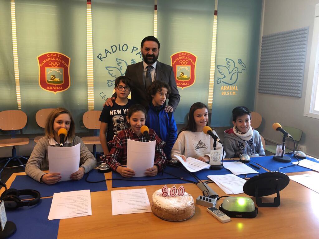 JaviFernandezHd's tweet photo. Un placer charlar esta mañana con alumn@s del @CEIPMSAlonso de #Arahal y celebrar con ellos los 900 programas de #RadioPaz @cpsanchezalonso, un proyecto extraordinario. Gracias a todos! https://t.co/sh5jz3zjnw