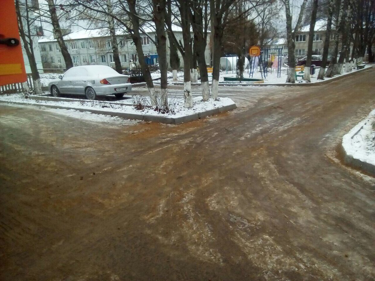 Антигололедная посыпка  дворовых территорий в п. Бутиково.