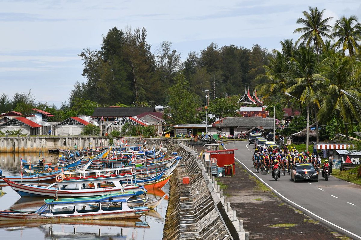 KemenPariwisata's tweet photo. Press Release Etape 6 TDS 2017
IMAM ARIFIN BUAT MASYARAKAT PASAMAN BARAT BERGEMURUH
https://t.co/e50fU1yCNz
#tourdesingkarak2017 #TdS2017 #PesonaIndonesia #WonderfulIndonesia https://t.co/TMOGfqUbyb