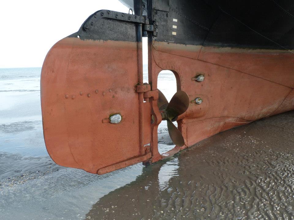 Tijdens #droogvallen kan je mooi een kijkje nemen onder de waterlijn, bijvoorbeeld bij de Store Baelt - #rederijvooruit #zeiltocht #zeilen
