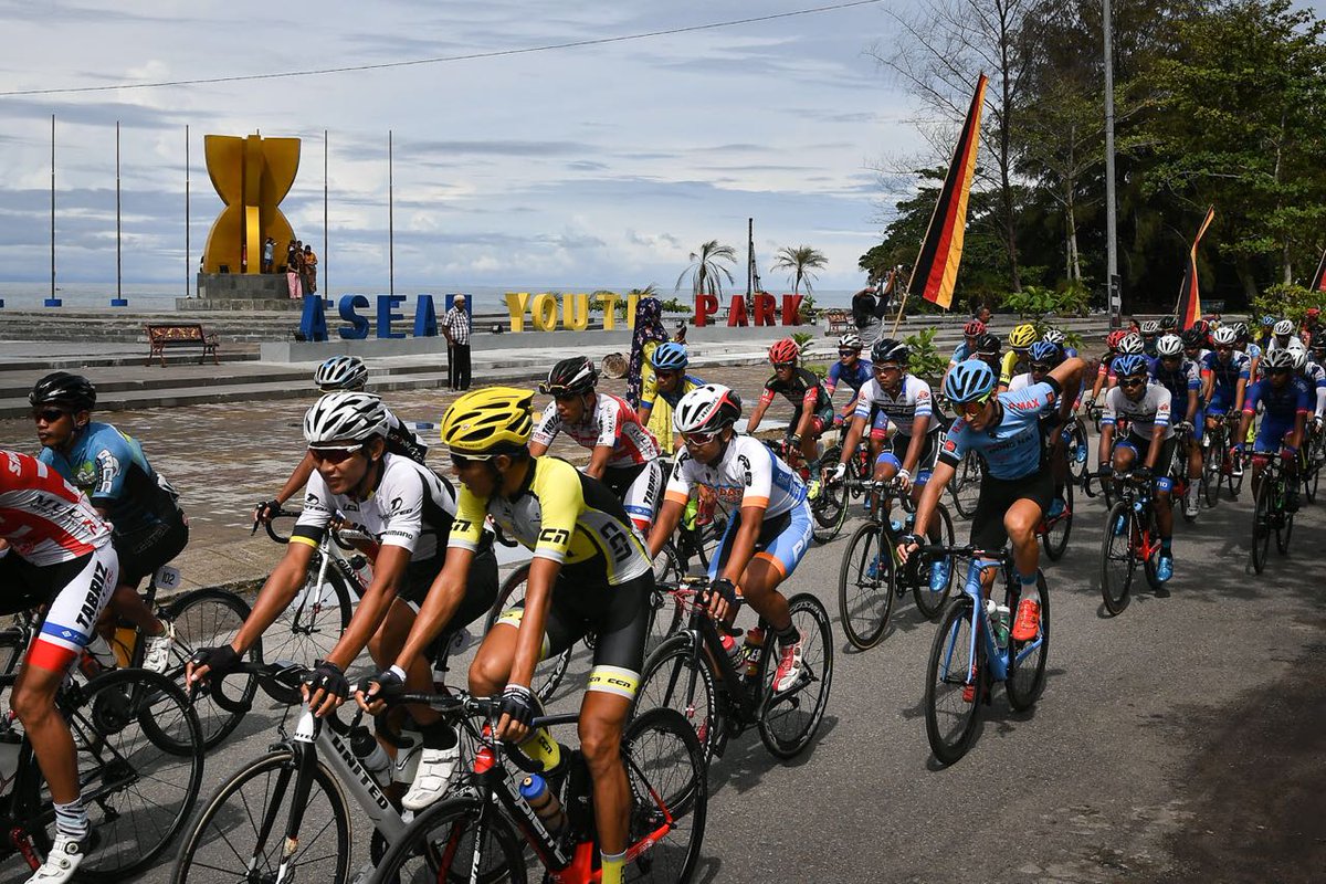 KemenPariwisata's tweet photo. Press Release Etape 6 TDS 2017
IMAM ARIFIN BUAT MASYARAKAT PASAMAN BARAT BERGEMURUH
https://t.co/e50fU1yCNz
#tourdesingkarak2017 #TdS2017 #PesonaIndonesia #WonderfulIndonesia https://t.co/TMOGfqUbyb