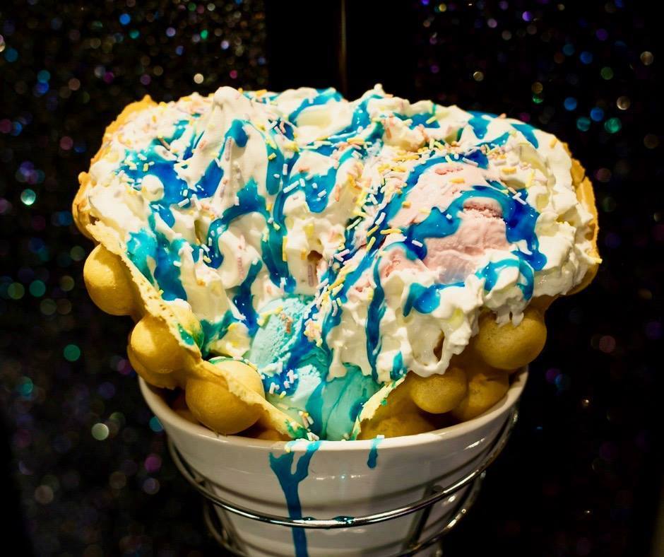 StainesCreams's tweet photo. 🛁 🛁 = Double the bubble!! 😂 !! Blue and pink bubblegum gelato with bubblegum and strawberry sauce. Would you eat or FACE PLANT?! 🤡🤡🤡 #SweetShopBubblePop https://t.co/85Zz22CsAL