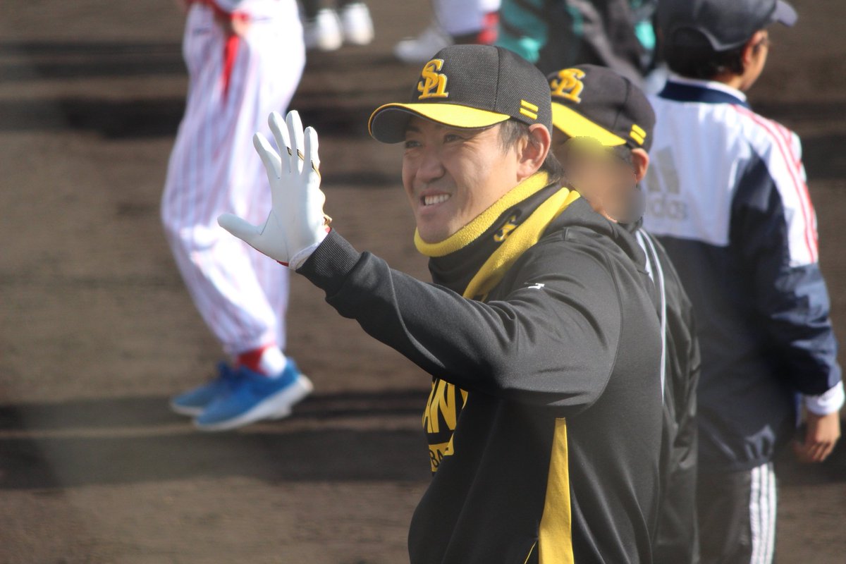 uchi_0804's tweet photo. ギャラリーの子供ちゃん達に手を振る内川さん(. ･v･)/
#sbhawks https://t.co/PnpOLjGvIb