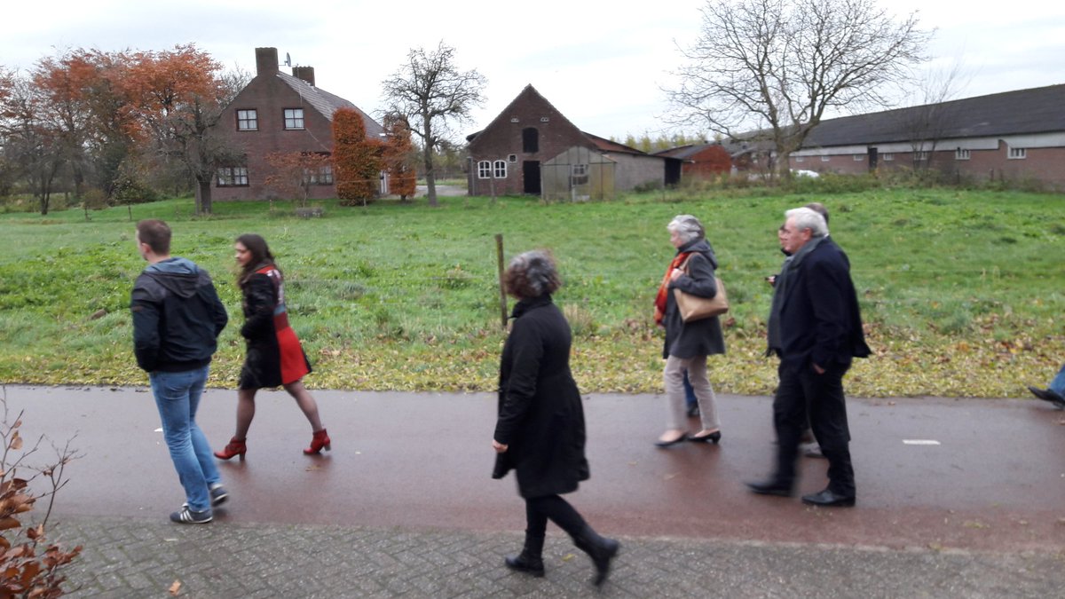 TomTacken's tweet photo. Gedeputeerde Spierings op hoge hakken langs aanstaande #koeientuin te Heukelom https://t.co/9GWhedGyec