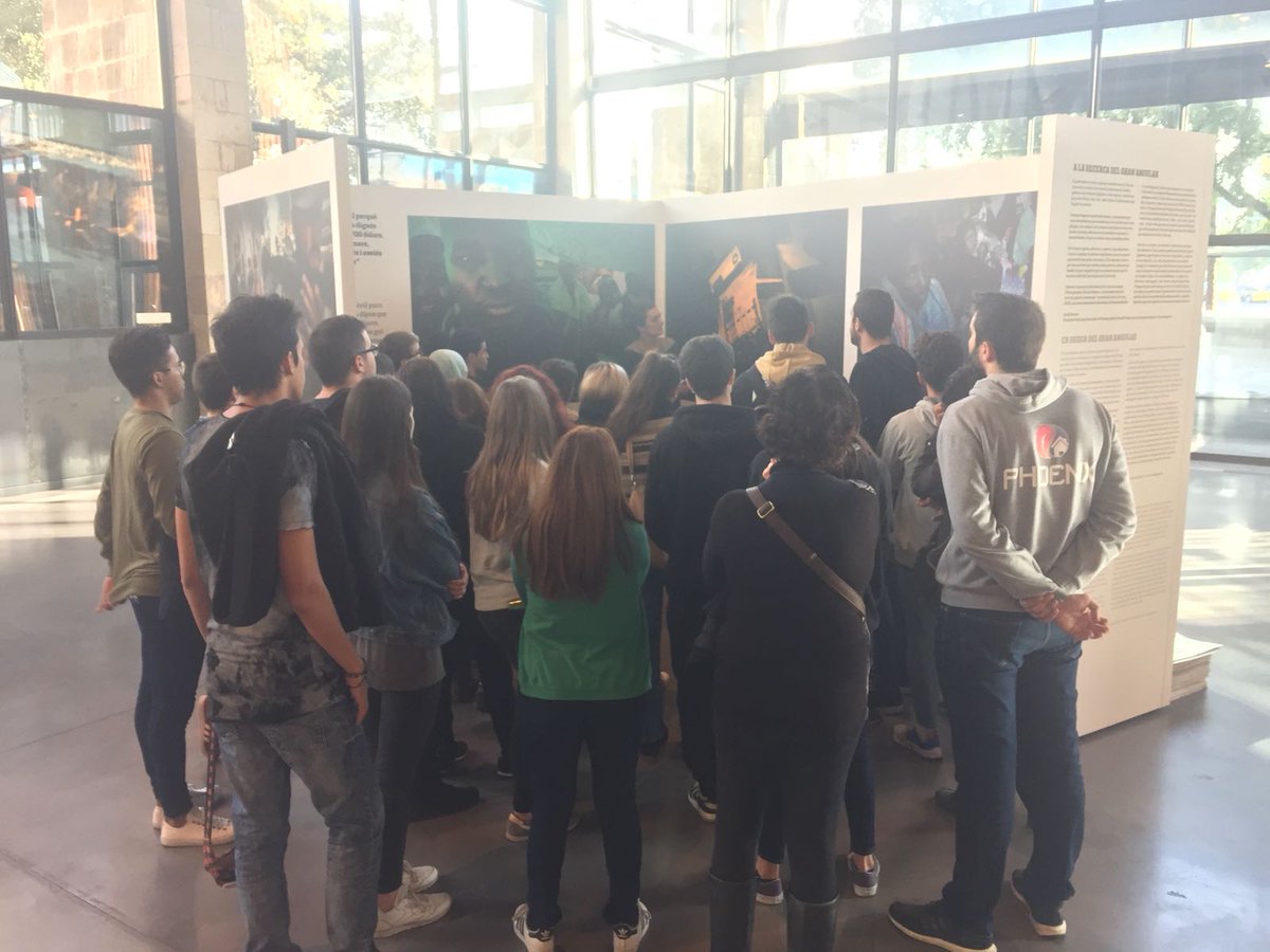 MuseuMaritim's tweet photo. RT @DOCfieldBCN "@photographicsv Fent visita guiada amb l'Institut La Mercè per les exposicions "Èxode i @openarms_fund al @MuseuMaritim. ÚLTIMES SETMANES per visitar les exposicions #DOCfieldBCN Recorre la #rutaDOCfield! https://t.co/2GLbLY5sUa"